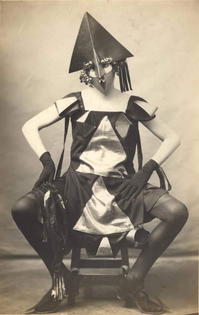 A day with Marie Vassilieff, Pierre Delbo (photographe), Costume Arlequine de Marie Vassilieff pour le Bal Banal, 1924, Collection Claude Bernès. Droits réservés.