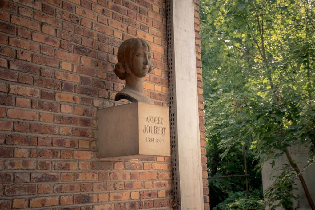 Buste d'Andrée Joubert, Le Hameau