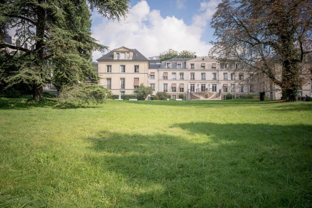 Façade de la Maison nationale des artistes, côté parc