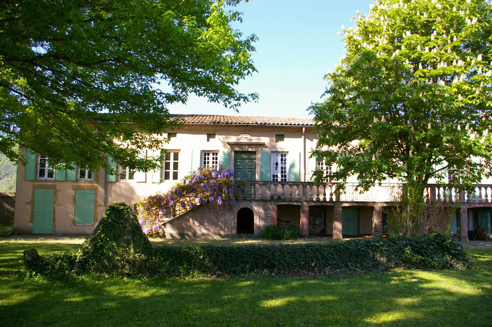 Facade-maison-fleurie-avec-vue-parc