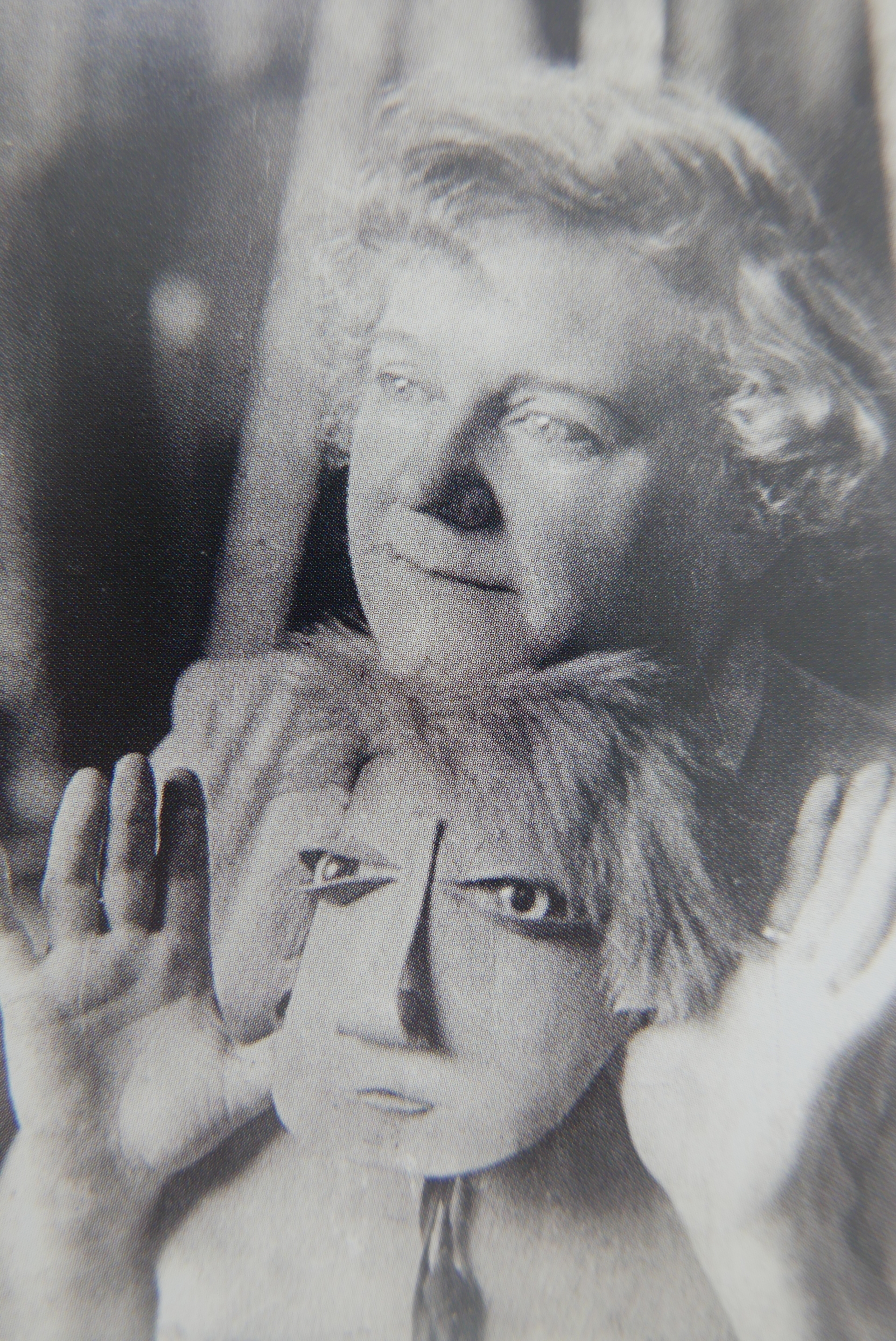  Marie Vassilieff et son masque, photographie de Cami Stone, 1929, coll. CB