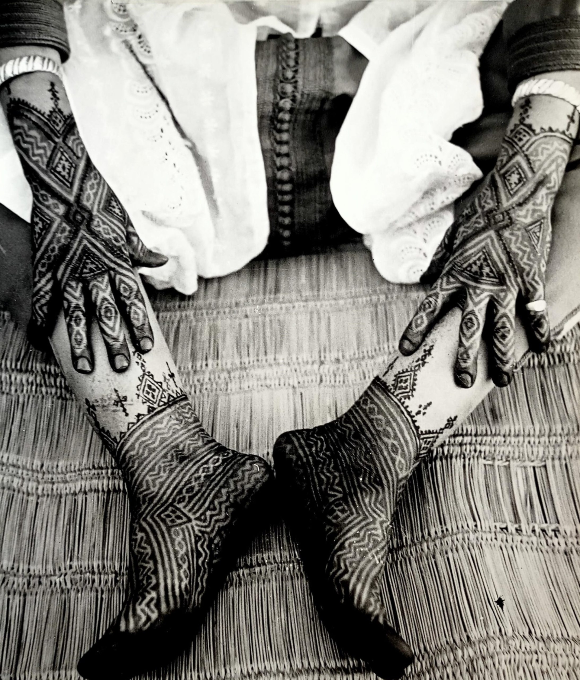 Décor arabe citadin- pieds et mains décorés pour la fête au henné et harkaous à Taroudant.Photographie, vers 1934-1939 ©Collection Sarah Assidon-Pinson, ADAGP 2024