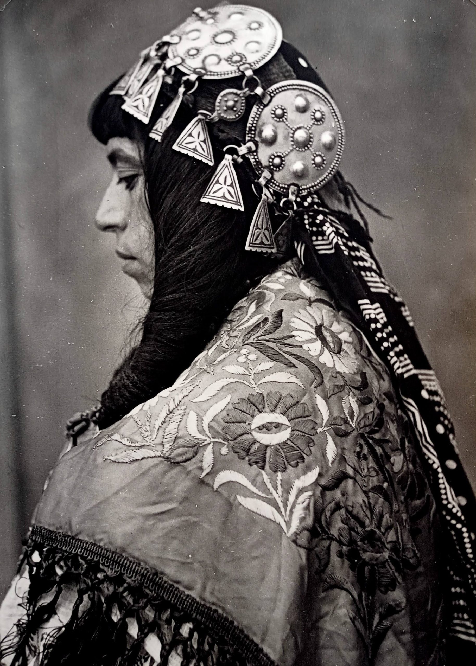 _Femme berbère des Aït-Serrhaouchène, Moyen Atlas, portant diadème traditionnel_Jean Besancenot. Photographie, vers 1934-1939 ©Collection Sarah Assidon-Pinson, Adagp, Paris, 20