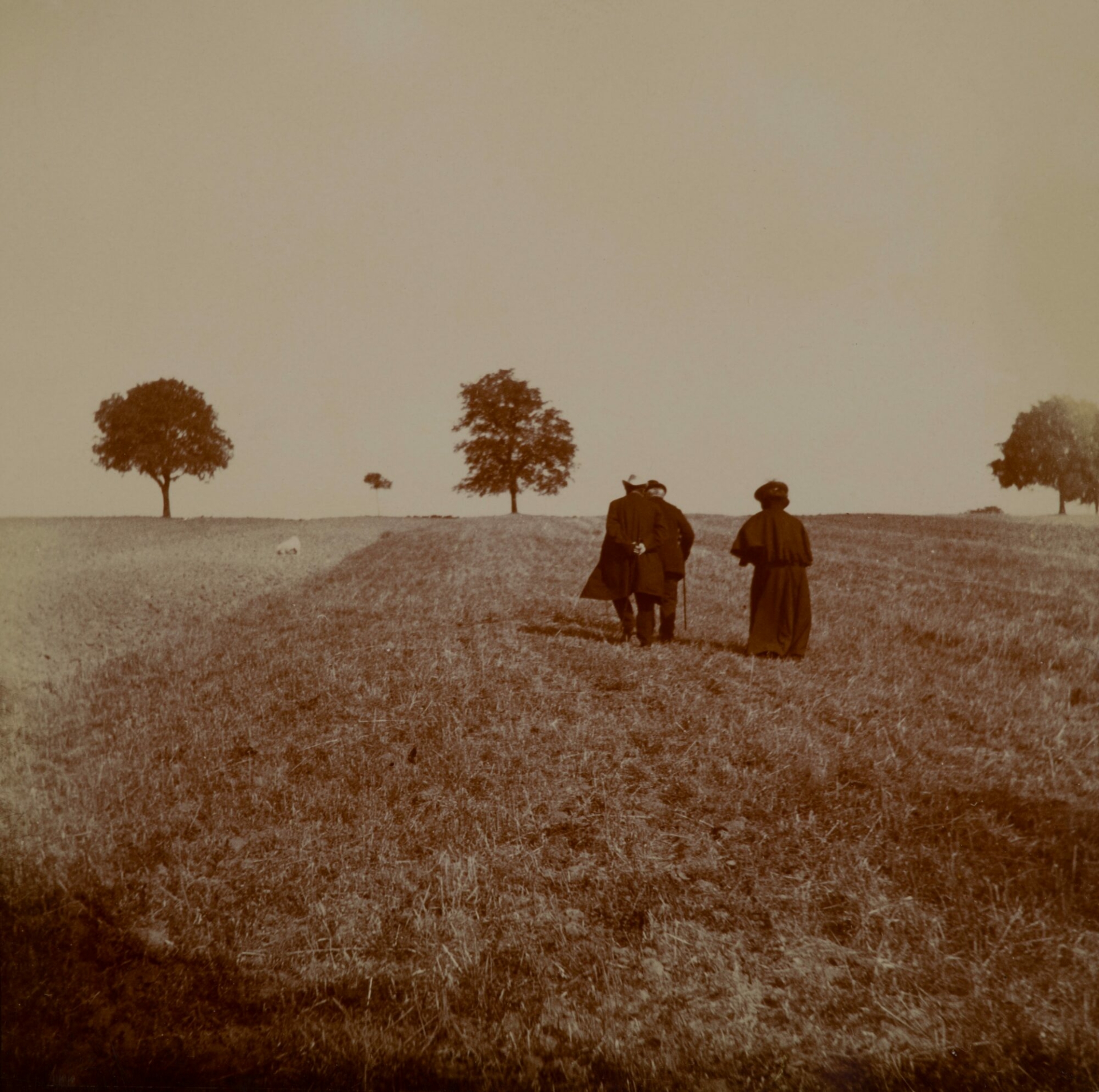 Auguste Lesouëf, Jean-Jacques Henner et Madeleine Smith de dos, dans un champs en Alsace, Jeanne Smith, 1899, épreuve sur papier gélatino-argentique, 9,2 x 9,2 cm, Paris © Fondation des Artistes/Raphaële Kriegel 