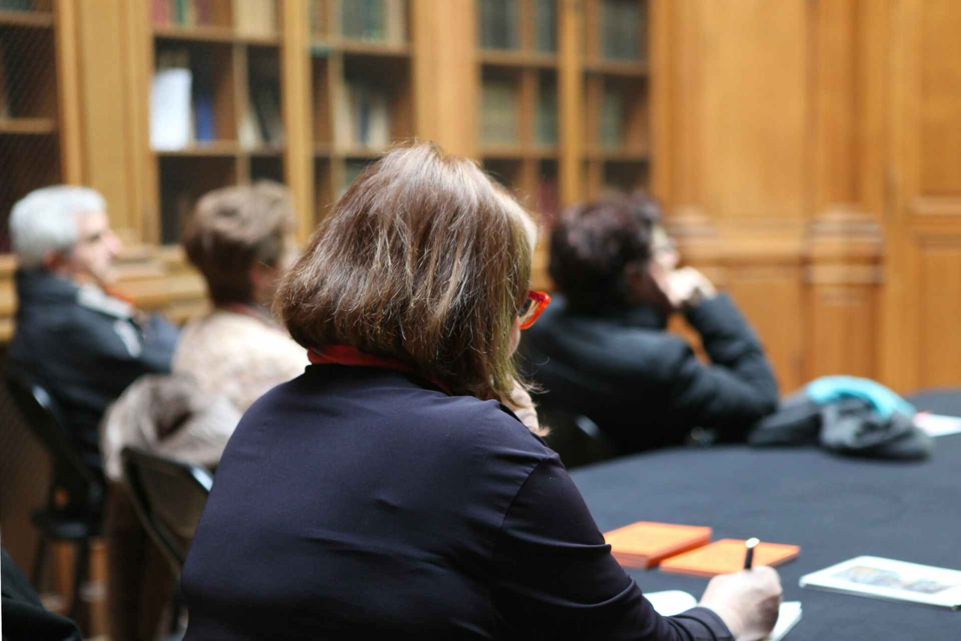 Photo conférence dans la Bibliothèque