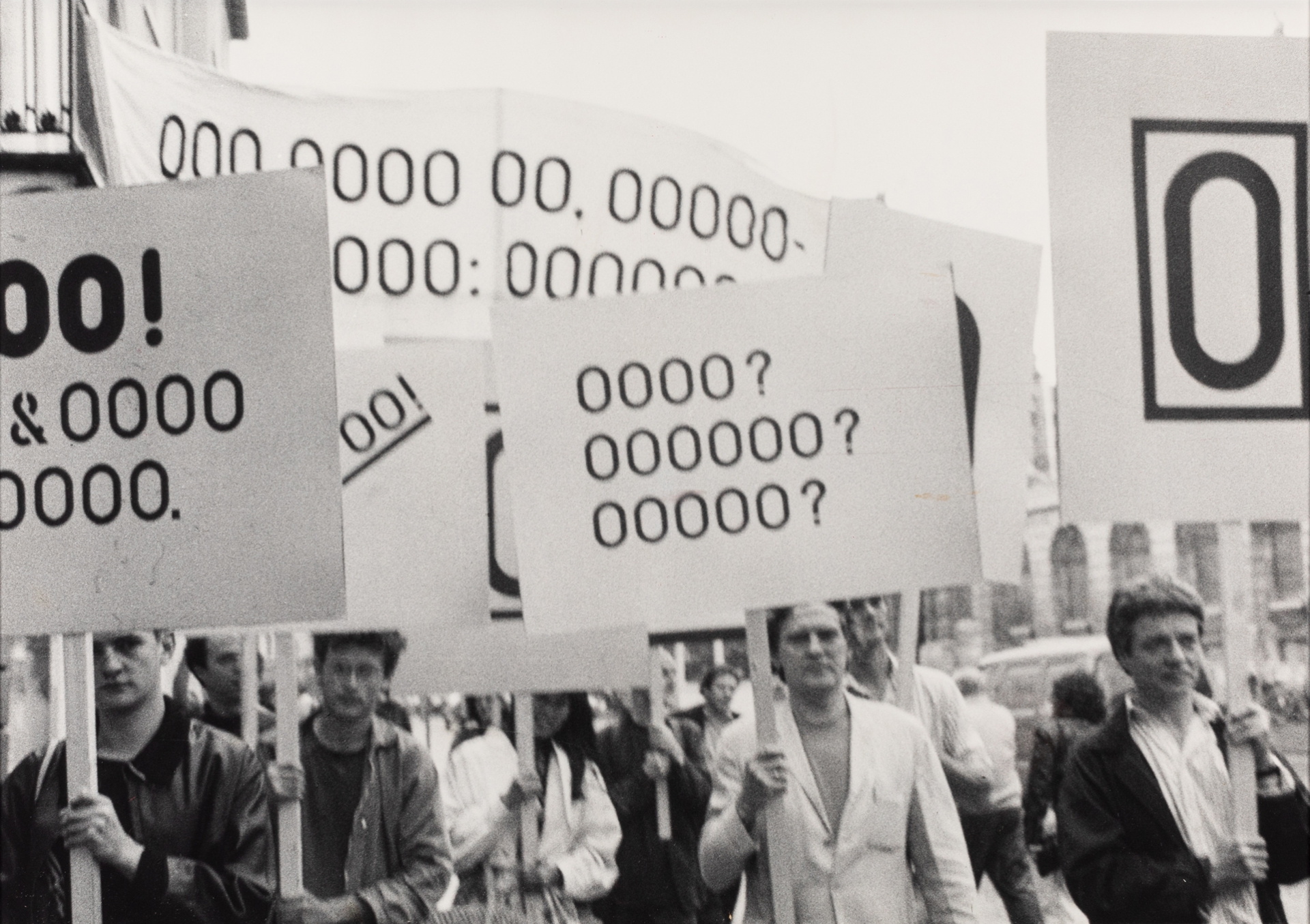 Endre Tót, Zer0 Demo (Oxford), 1991. Photographie tirage argentique. Photo: Dávid A.Tóth. Courtesy Salle Principale, Paris et acb Gallery, Budapest.